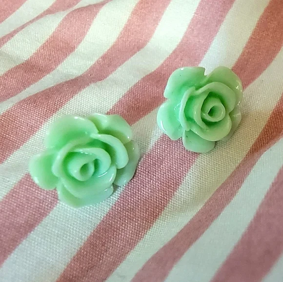 COPY - Fashion Resin Stud Flower Earrings 🌱 EUC - Picture 2 of 8